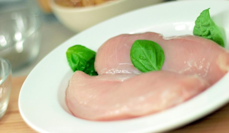 Как правильно выбрать куриное мясо