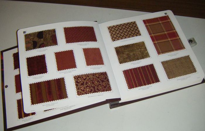 Для чего к одежде пришивают лоскуток ткани с изнанки