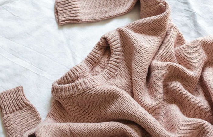 Для чего к одежде пришивают лоскуток ткани с изнанки