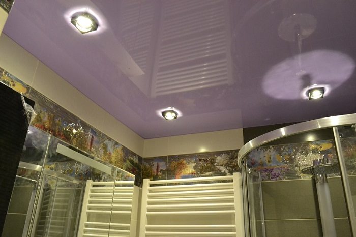 Почему глянцевые потолки – не лучший выбор даже для маленьких квартир