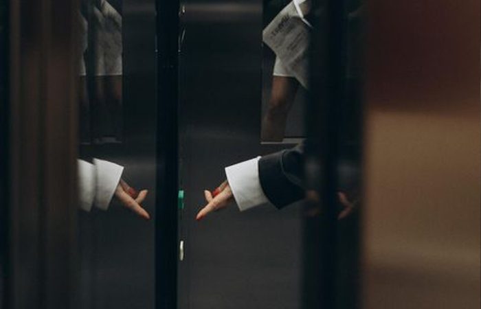 Для чего в лифте зеркало