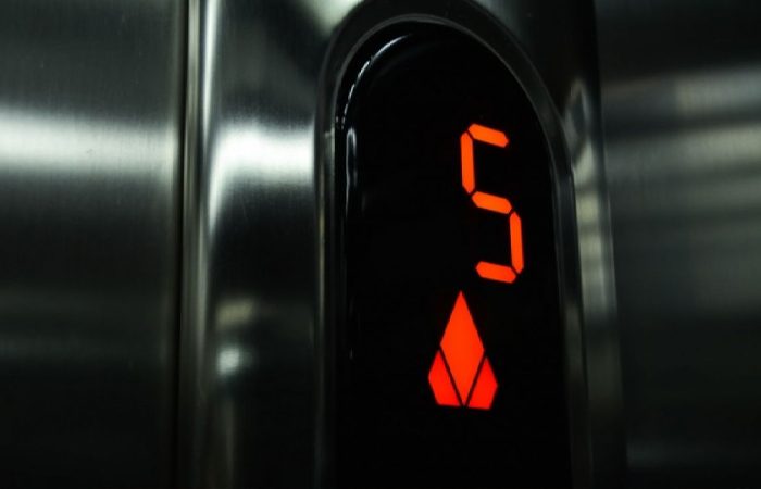 Для чего в лифте зеркало