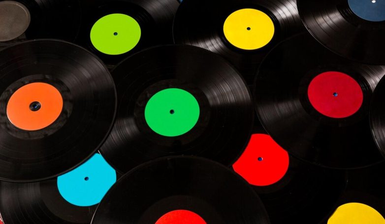 Как создать стильные украшения из старых виниловых пластинок и CD-дисков