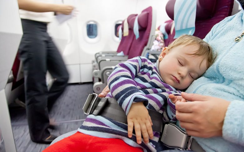В полет с малышом: что можно и нужно брать с собой