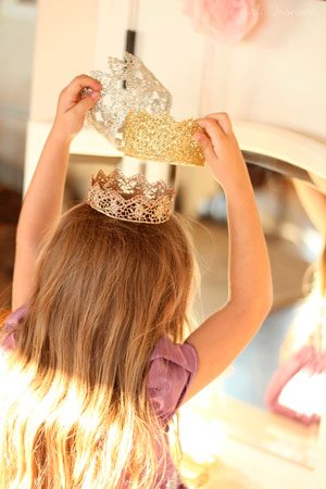 Новогодний костюм принцессы: корона из кружева