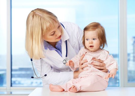 Педиатр, невролог, ортопед… Когда показывать ребенка врачу?