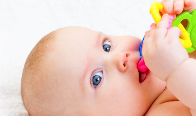 6 причин почему малыш кусает грудь