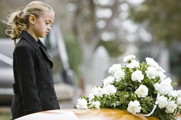 Нужно ли брать детей с собой на кладбище?