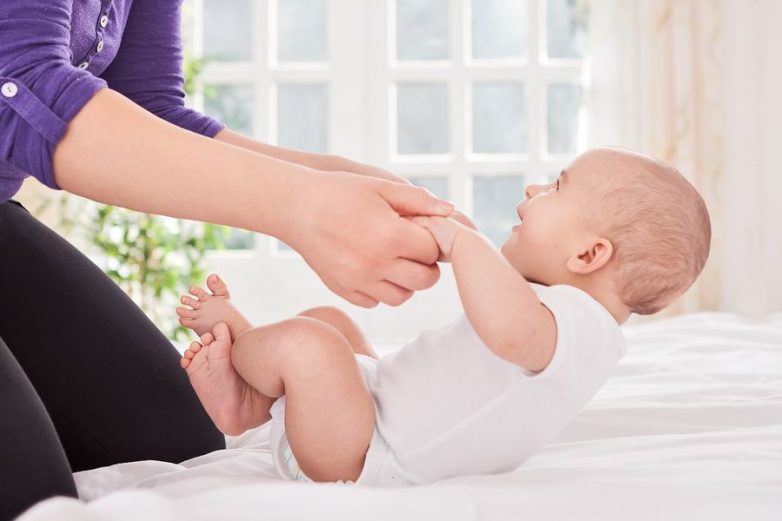 Как научить новорожденного держать голову?