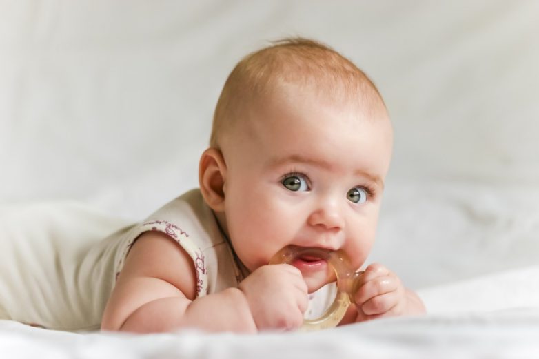 5 признаков, что у малыша режутся зубки