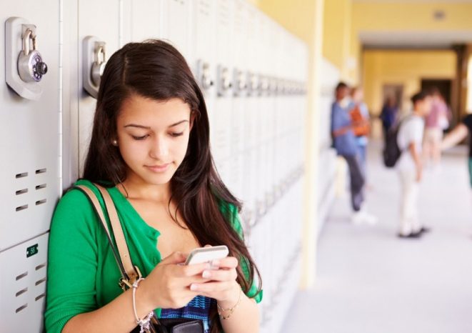 А так ли нужен школьнику смартфон?