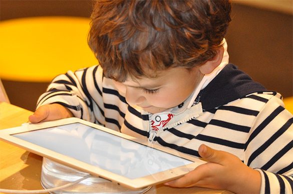 Планшеты и смартфоны тормозят развитие речи у детей
