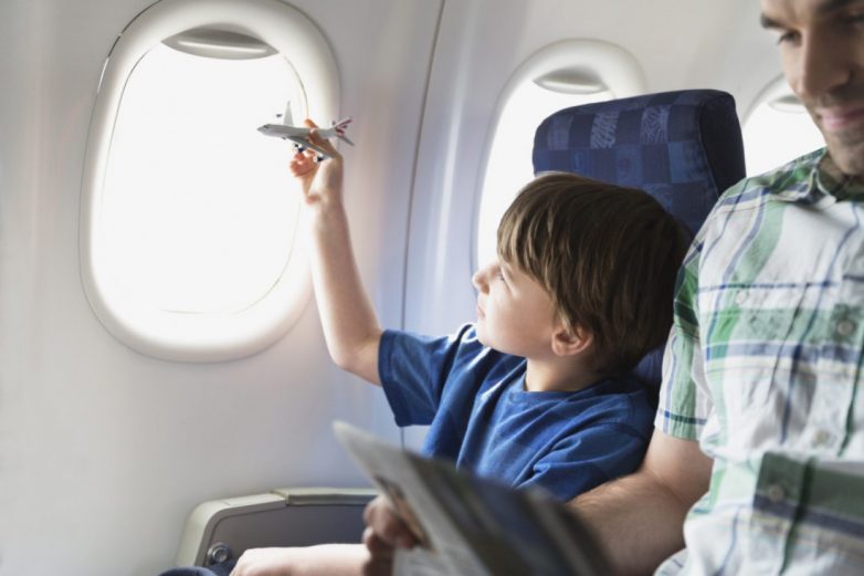 7 способов успокоить ребенка в самолете