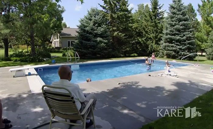 94-летний судья построил бассейн для соседских детей!