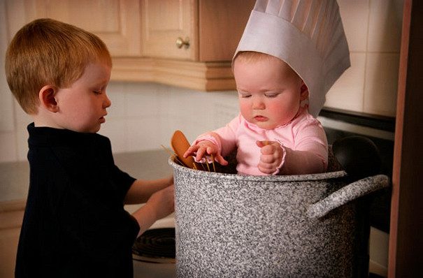 Детишки пробуют себя в роли шеф-повара