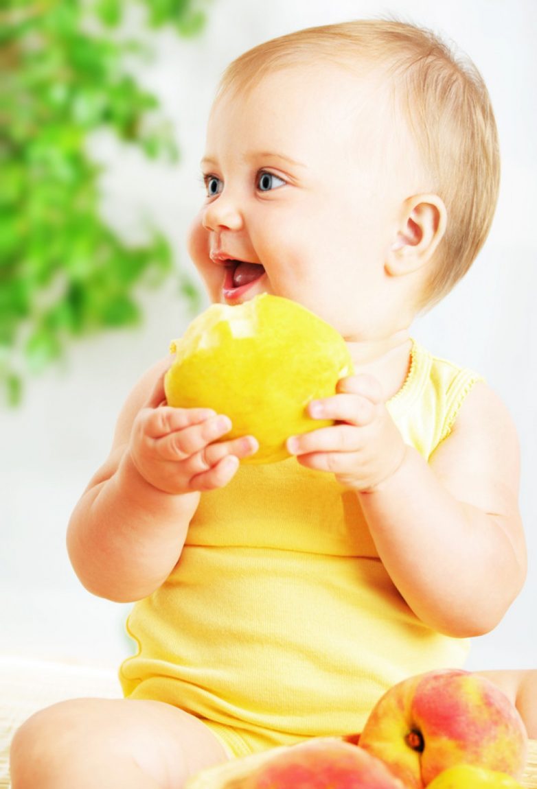 Можно ли давать маленьким детям сырые фрукты?