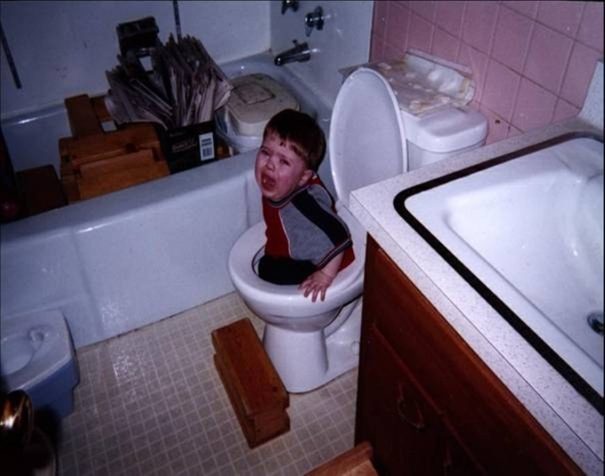 Чем на самом деле занимаются дети в туалете?