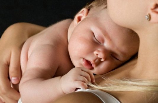 Почему младенцев нельзя носить «столбиком»