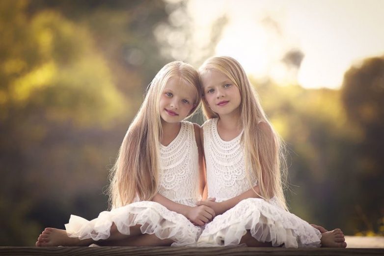 Очаровательные дети - близнецы