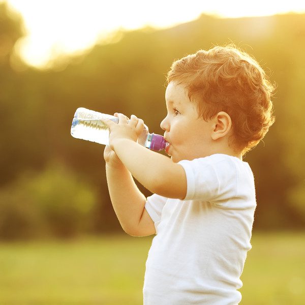 Приучаем ребенка пить воду
