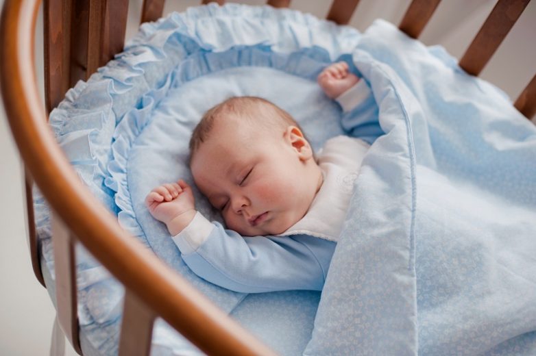 Надо ли тревожиться, если ребенок спит с полуоткрытым ртом или глазами?