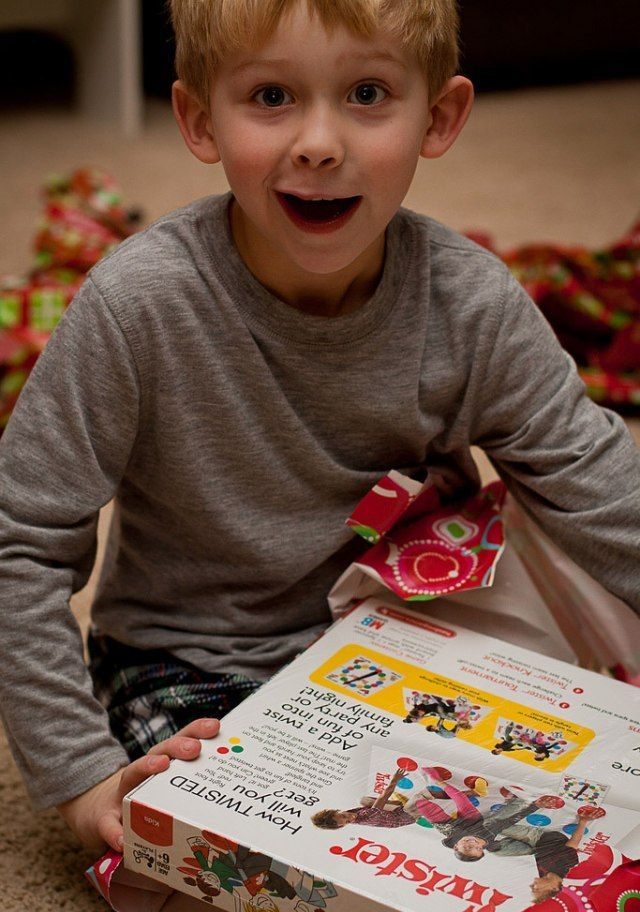 Забавная реакция детей на подарки!