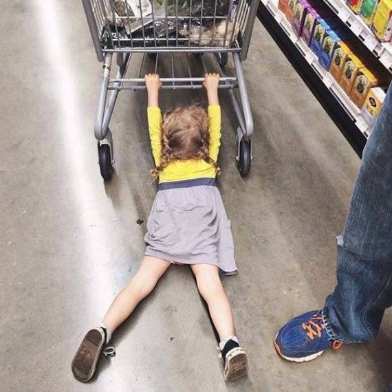 Эти дети не любят ходить по магазинам!