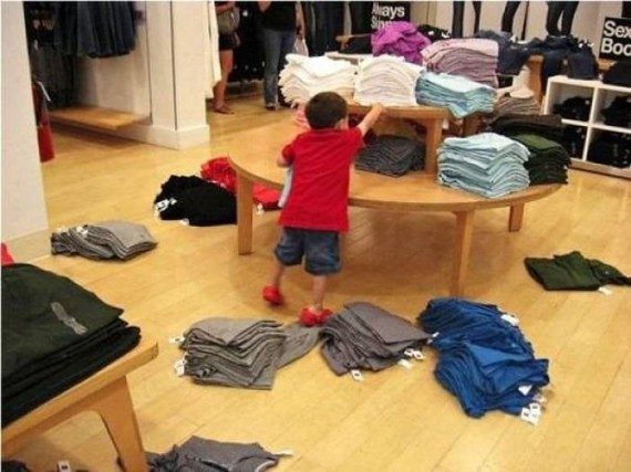 Эти дети не любят ходить по магазинам!