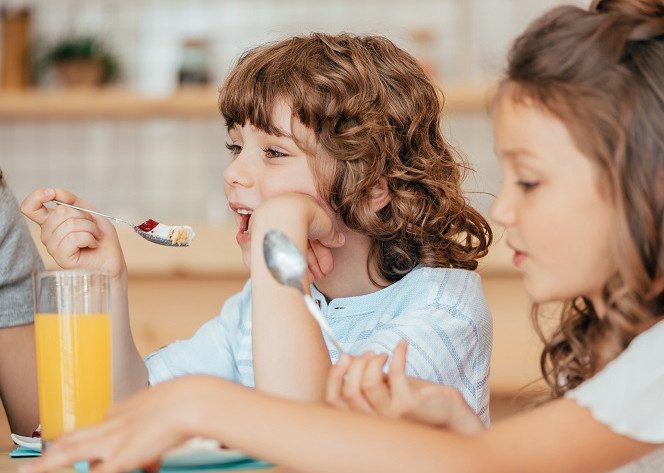Как правильно сервировать еду детям разного пола и возраста?