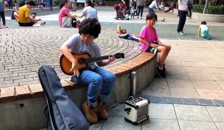 11-летний музыкант удивил прохожих своей игрой на укулеле