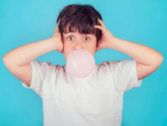 Полезно ли детям жевать жвачку?