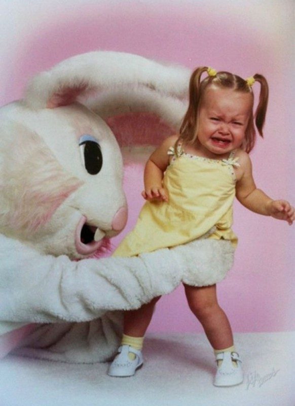Жутковатые детские фотографии с пасхальными кроликами