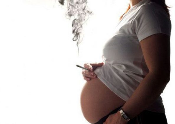 Названа ещё одна опасность курения для беременных