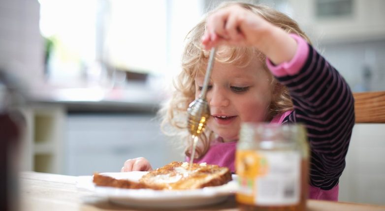 Как сформировать у ребёнка правильное отношение к еде?