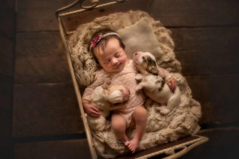 Умилительные фотографии малышей с животными