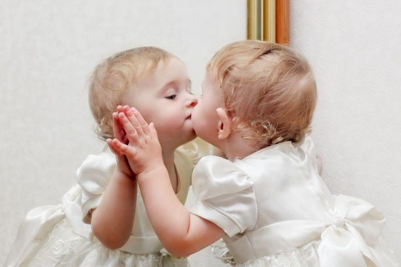 17 весёлых картинок про малышей и зеркала