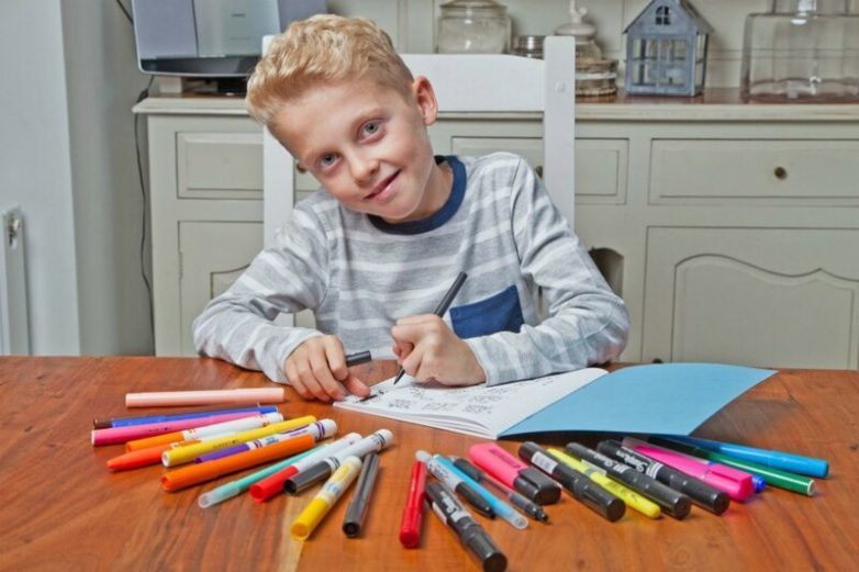 9-летнему мальчику запрещали рисовать в школе, но его талант оценили в ресторане