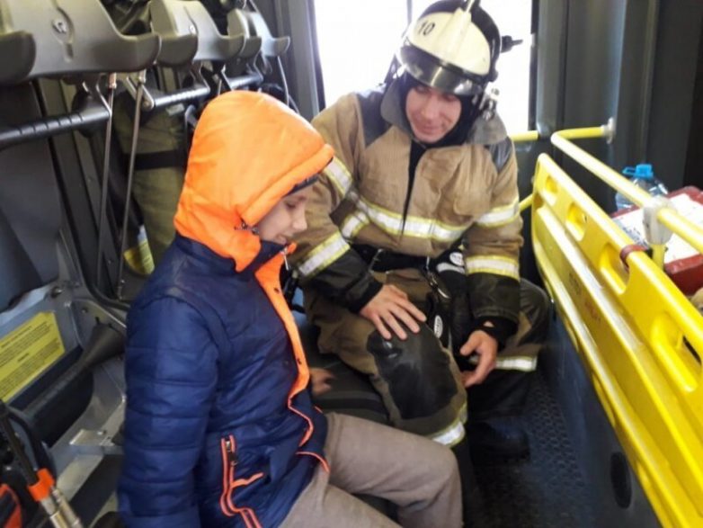 Пожарные приехали к слепому сироте,  звонившему от тоски в экстренные службы