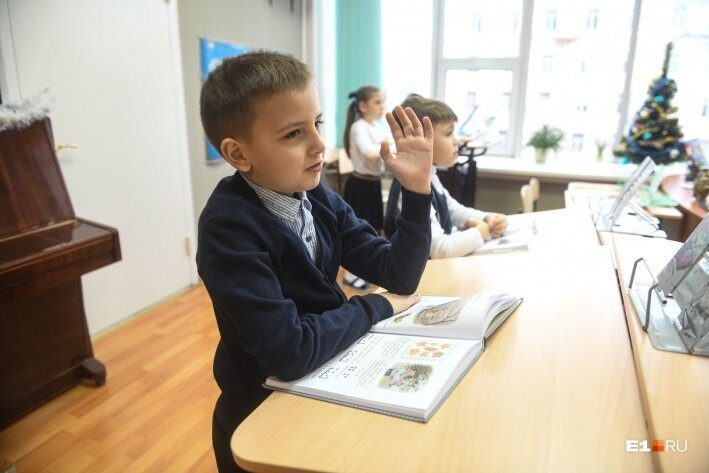 «Сталинские учебники — золотой стандарт»: в одной из школ Екатеринбурга учат как в СССР