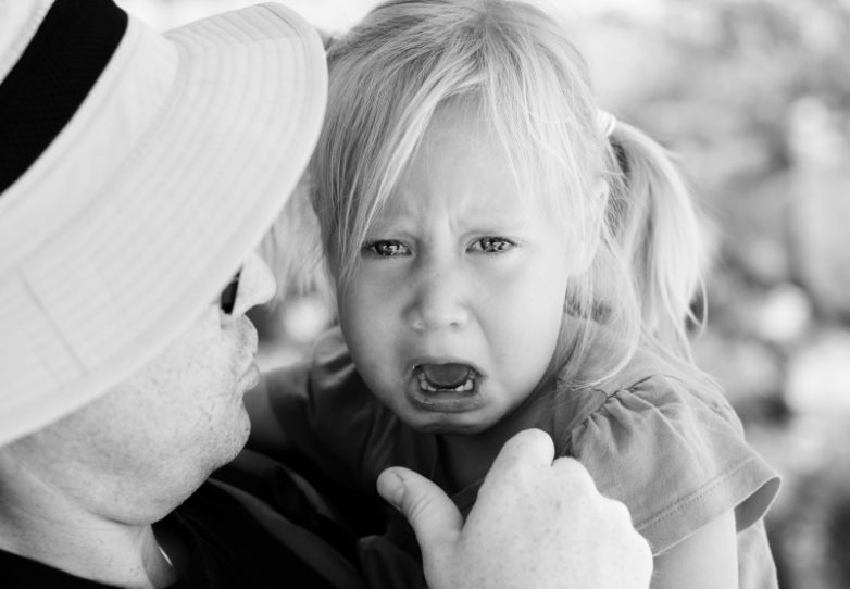 Как отучить ребенка постоянно хныкать?