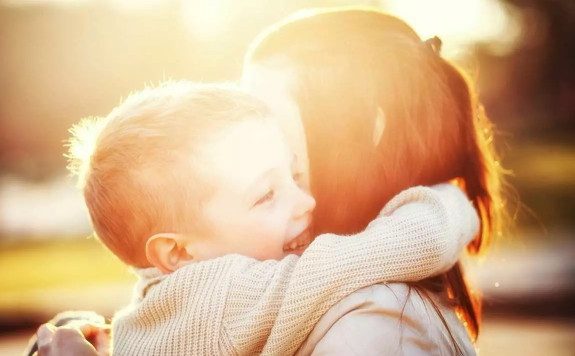5 причин обнимать ребенка как можно чаще