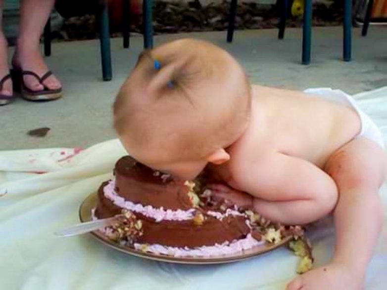 15 смешных малышей, поедающих десерт