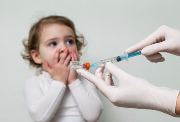 Могут ли ребенка, которому не сделали прививки, не допустить до посещения детского сада или школы?