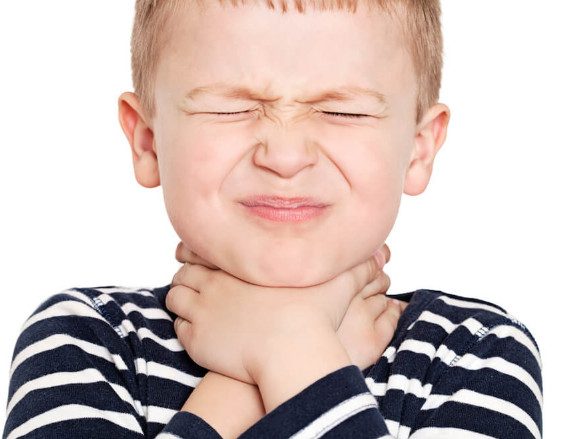 Чем опасна боль в горле у детей?