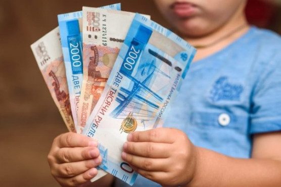 В ПФР прокомментировали жалобы по поводу выплат 10 тысяч рублей «не тому» родителю