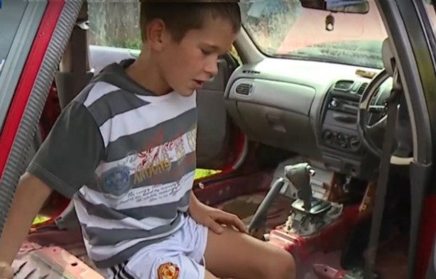 10-летний мальчик спас маму из тонущей машины
