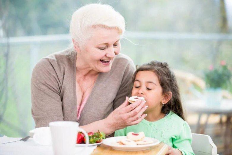 5 способов отучить родственников пичкать вашего ребенка сладостями