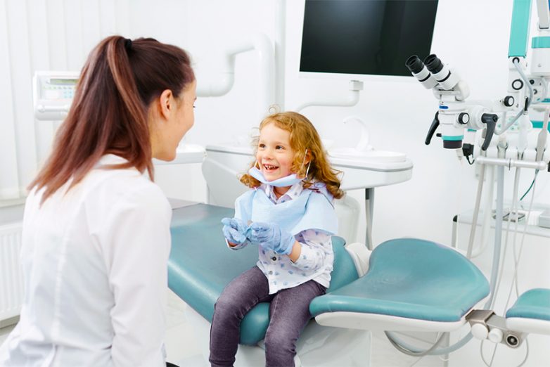 Причины и лечение потемнения зубов у детей