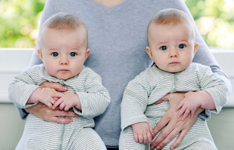 Чем близнецы отличаются от двойняшек?