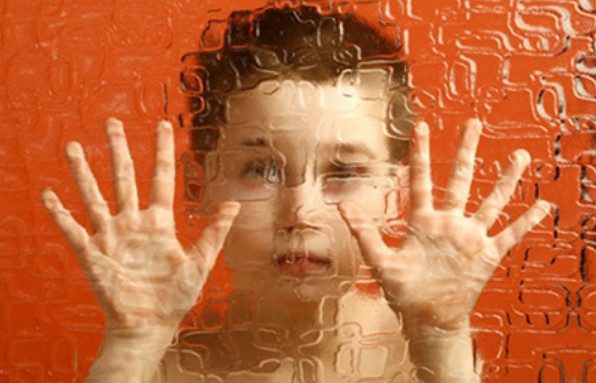 Как распознать аутизм у ребенка?